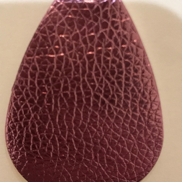 🆕Metallic Pink Faux Leather Drop Earrings - Picture 3 of 3
